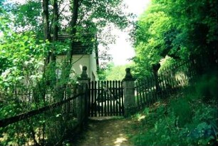 Friedhofseingang; im Hintergrund kleine Friedhofskapelle