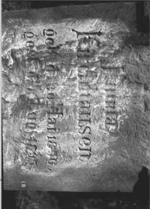 Grabstein 7 (Index: 100105133) Material: Sandstein Zustand: sehr stark verwittert mit Textverlust Maße HxBxT: 71x44x13 cm Beschreibung: Stele mit giebelartigem, eingezogenem Rundbogen, profilierter Sockel Besonderheit: Kindergrab: Grabstein 7A