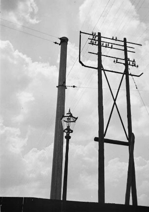 Abspannmast (wohl für Einfachfahrleitung der Straßenbahn), Gaslaterne und Telegrafenmast