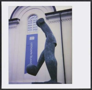 Skulptur Fótboltamaður vor der Nationalgalerie in Reykjavik