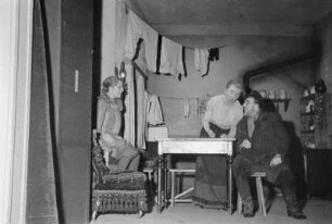 Szenenbilder aus "Der Biberpelz" von G. Hauptmann mit W. Gröhl, H. Hellmich, W. F. Richter (W. Richter-Reineck), F. Nowack, E. Mirek u.a. Maxim-Gorki-Theater, 17.09.1954
