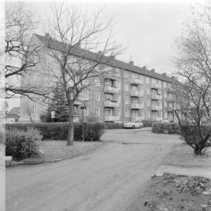 Coswig, Wohnblock : Coswig. Wohnblock, ehemalige Rosa-Luxemburg-Straße. Straßenansicht