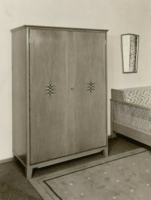 Wandspiegel : Schlaf- und Wohnzimmermöbel (1956; Entwicklungsstelle Triebes) in Ausstellungskoje