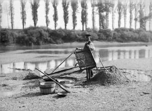 Goldwäscher bei der Arbeit am Rhein [bei Philippsburg]