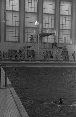 Schwimmhalle des Stadtbads Mitte in der Gartenstraße 5 : Blick auf den Sprungturm