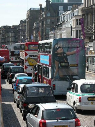 Stau : Verkehrsstau, Hauptgeschäftsstraße Princess Street, Edinburgh. Aufgenommen im Juni 2005. Foto Uwe Gerig