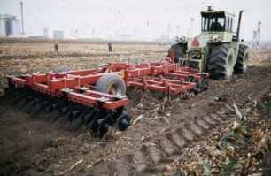 Fotografie: Stoppelbearbeitung, Grubber, Scheibenegge, Großtraktor