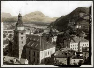 Österreich, Hallein. Blick auf Pfarrkirche und über Hallein mit Tennengebirge
