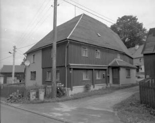 Schöneck-Eschenbach, Schönecker Straße (?) 1. Ehemaliges Gehöft? Wohnhaus. Straßenansicht der Eingangsseite