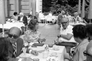 24. Tagung 1974 Chemiker; Kaffeeempfang Hotel Tannenhof: Tisch mit E. v. Khuon, Frau ?, Werner Forßmann