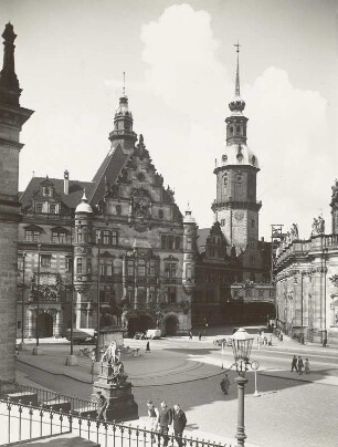 Dresden-Altstadt. Blick von der Brühlschen Terrasse nach Südwest über den Schloßplatz mit König-Albert-Denkmal, Georgenbau und Hausmannsturm