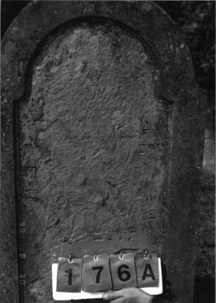 Grabstein 176 Material: Stein Zustand: sehr schlecht erhalten, Inschrift kaum lesbar Maße HxBxT: 139x68x13 cm Beschreibung: Reihengrab, hebräische Inschrift auf der Vorderseite Symbolik: -- Besonderheit: --: Grabstein 176 A