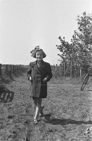 Zweiter Weltkrieg. Niederlande unter deutscher Besatzung. Kleines einheimisches Mädchen in Dünen an der Nordsee (wohl bei Den Haag)