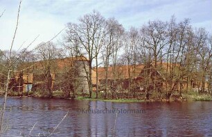 Teich, dahinter Wirtschafthof des Gut Jersbek