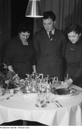 Metallenes Kaffeeservice auf der Leipziger Frühjahrsmesse
