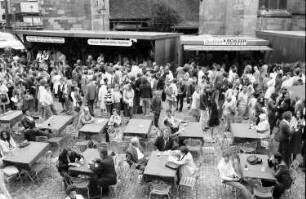 Freiburg: Freiburger Weinfest 1975; Besucher vor den Buden auf dem Münsterplatz; von oben