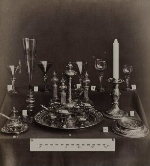Gläser, Gefäße und Kerzenhalter der Kunstgewerblichen Werkstatt in Altona