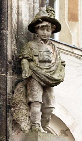 Heiligkreuz-Schule — Südflügel — Statue