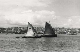 Lissabon. Portugal. Segler auf dem Tejo. Im Hintergrund die Kullisse der Stadt