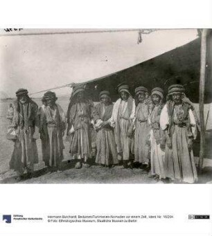 Beduinen/Turkmenen-Nomaden vor einem Zelt.
