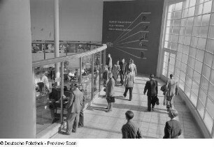 Messebesucher im Pavillon des VEB Karl Zeiss Jena