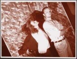 Frau und Mann vor einer bunt bemalten Wand (Sonderthema: Liebe)