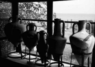 Mangalia: Tongefäße am Fenster des Museums, Hellenistische Amphoren