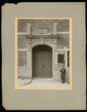 Gemeinde- und Hilfsschule in der Straßmannstraße, Berlin: Ansicht Portal Schule für Gewerbezwecke