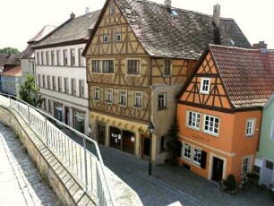 Stadtbild-Häuser im Süden (Giebelständige Fachwerkhäuser) gegenüber des erhöht gelegenen Kirchhofes