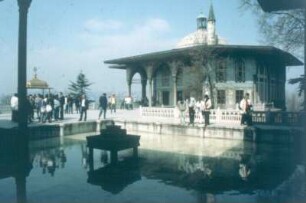 Istanbul. Springbrunnen in einem Teich innerhalb des Topkapi-Palastes