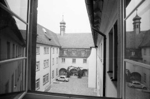 Freiburg: Volkshochschule Freiburg im Schwarzen Kloster; Ausblick auf Hof, mit Türmchen im Spiegel