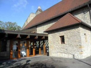 Stadtbild-Kelter (einst wehrhaft) - Ansicht im Südwesten mit Keltergebäude sowie alter Abschlußwand (Dach einst höher) in Übersicht