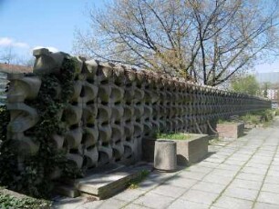 Dresden: Hotelgarten hinter Prager Straße 7/Reitbahnstraße, Formsteinwand