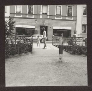 Allee, Fußgängerbrücke zur Neustadt. Detmold. 1988. sw-Papierabzug. Annette Schäfer, Detmold