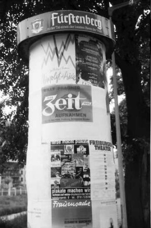 Freiburg: Schwarzes Kloster; Ausstellung: Plakatsäule mit Zeit-Plakat (Hindenburgstraße)