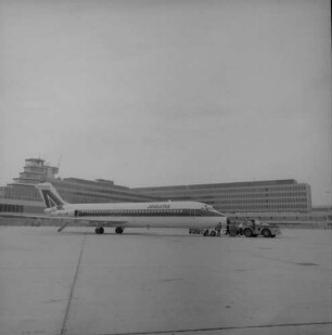 Frankfurt (Main). Flughafen. Eine Maschine vom Typ DC 8 der Fluggesellschaft Alitalia ist gelandet