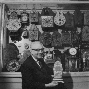Uhrensammlung Landrock in Zittau. Der Uhrmacher und Sammler Horst Landrock vor einer Vitrine seiner Uhrensammlung
