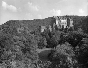 Wierschem. Burg Eltz (Ersterwähnung 1157, Teilzerstörung (Brand) 1920, Wiederherstellung bis 1939)