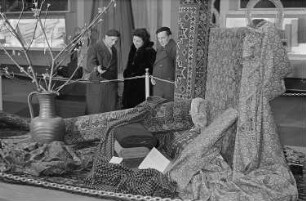 Messebesucher in der Ausstellungshalle der Sowjetunion vor einer Präsentation von Teppichen