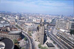 Berlin: Blick vom Turm [Europacenter] auf Kaiser-Wilhelm-Gedächtniskirche [und Stadt]