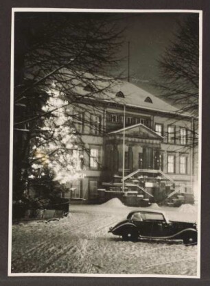 Rathaus mit Weihnachtsbeleuchtung. Detmold, Marktplatz