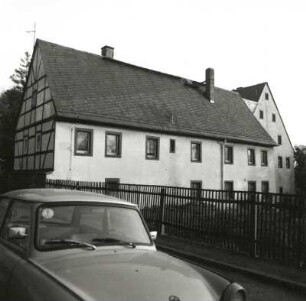 Flöha, Dresdner Straße 4. Pfarrhof (18. Jh.). Straßenansicht mit Einfriedung