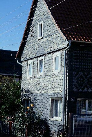 giebelständiges Schieferhaus mit schönen Ornamenten