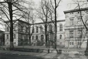 Cottbus. 6. Polytechnische Oberschule (heute Erich Kästner Grundschule, begr. als Friedrich-Wilhelm-Gymnasium), Puschkinpromenade 6, Haupteingangsfront