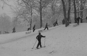 Kinder beim Ski- und Schlittenfahren