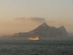 Gibraltar - Felsen vom Meer aus gesehen : Totalansicht des Felsens von Gibraltar, aufgenommen am 14. Oktober 2009. Foto Uwe Gerig