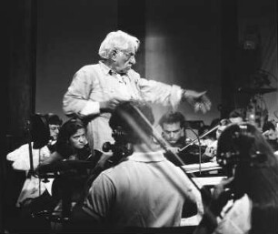 Leonard Bernstein (1918-1990; Pianist, Komponist, Dirigent) beim Dirigieren. Salzau, 1986 : Porträt Leonard Bernstein