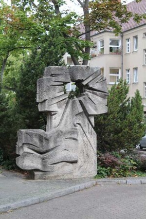 Steinskulptur und Brunnen