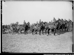 Feld-Artillerie-Regiment Nr. 19 auf dem Exerzierplatz (älterer Positivabzug vorhanden) Enthält: Platte 62; Soldaten auf mit sechs Pferden bespannten Wagen
