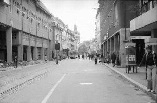 Freiburg: Kaiser-Joseph-Straße in der Fußgängerzone mit Omnibus und Straßenbahn